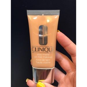 Clinique Stay-Matte Oil-Free Makeup